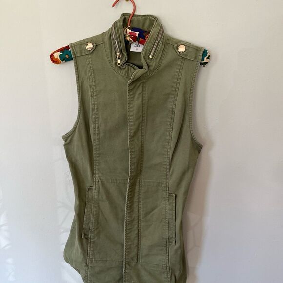 CABI | army green sleeveless zip up vest | size xs - Picture 2 of 6